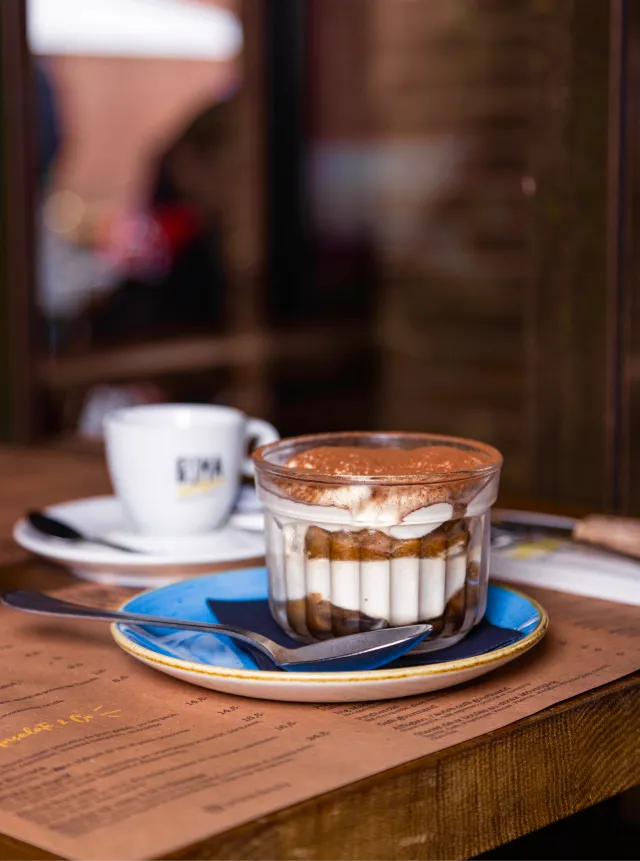 Tiramisu au premier plan, cafe au 2nd plan